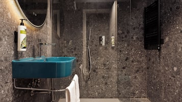 Camera Standard con letto matrimoniale o 2 letti singoli | Bagno | Asciugacapelli, asciugamani, sapone, shampoo