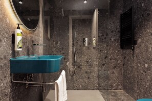 Standard Double or Twin Room | Bathroom | Hair dryer, towels, soap, shampoo - DOMUS ANCONA (Rome)