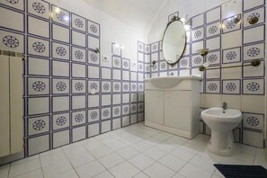 Shower, hair dryer, bidet, towels - MAM'S HOUSE- Holiday House in the heart of Naples (Napoli)