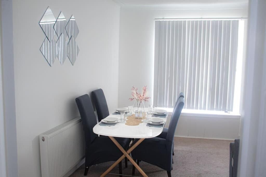 Apartment, 2 Bedrooms | Dining room