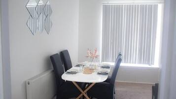 Apartment, 2 Bedrooms | Dining room