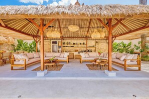 Bar (on property) - Villa Miami - Spacious Luxury 7BDR, Prime Location (Kecamatan Kuta)