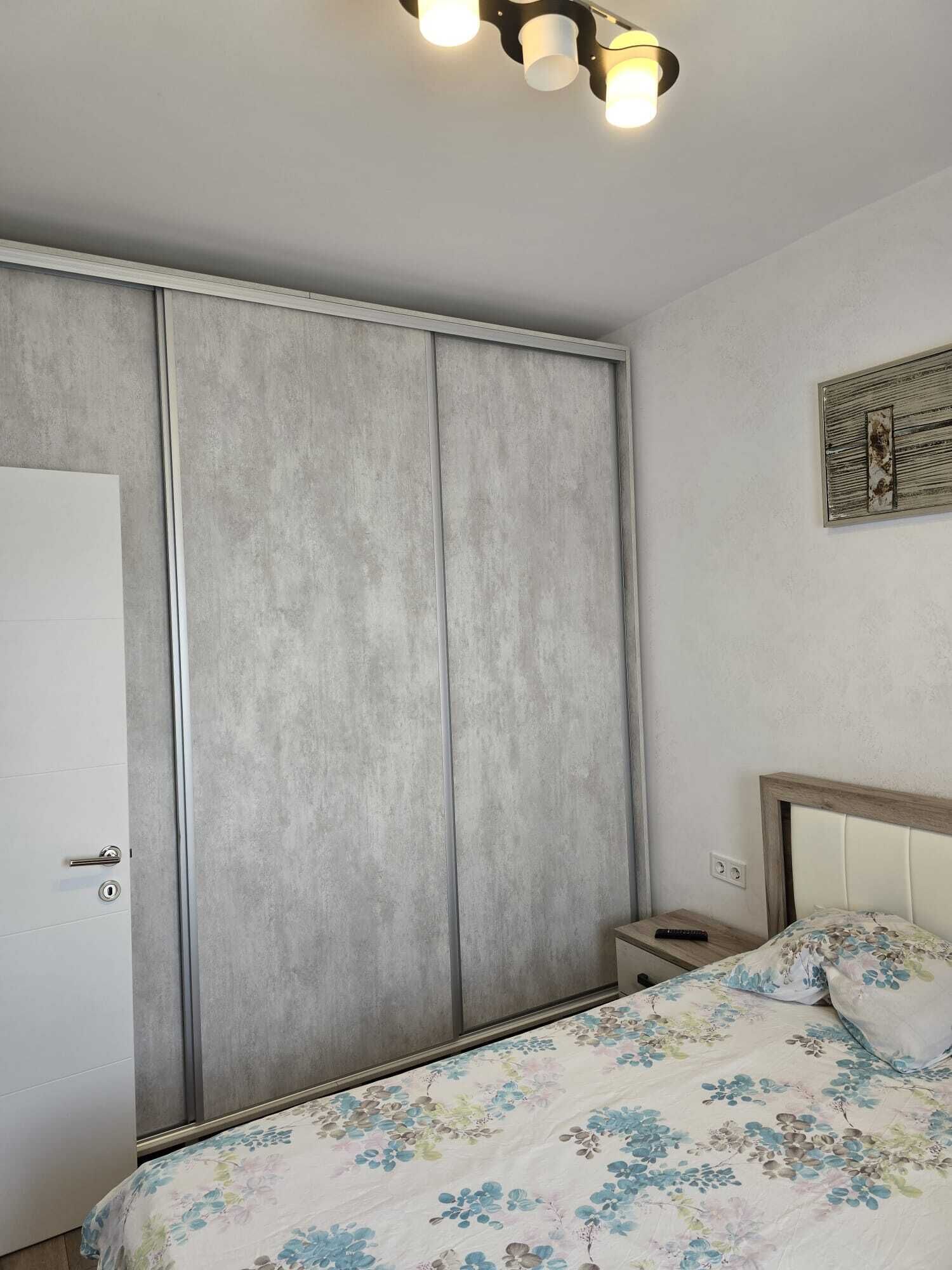 Tabla de planchar con plancha, acceso a internet y ropa de cama 