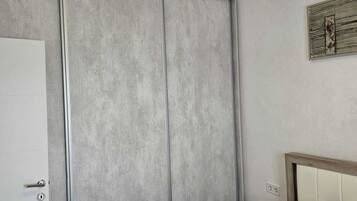 Tabla de planchar con plancha, acceso a internet y ropa de cama