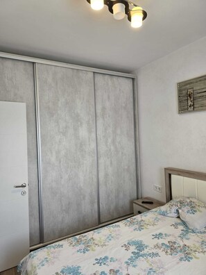 Iron/ironing board, Internet, bed sheets - Modern Apartment Near City Center – Heated Floors & New Building (Bistrița)