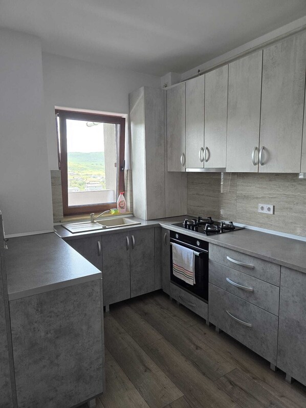 Private kitchen - Modern Apartment Near City Center – Heated Floors & New Building (Bistrița)