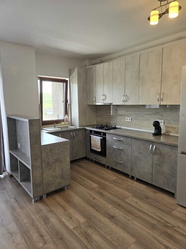 Modern Apartment Near City Center – Heated Floors & New Building