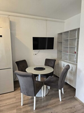 Dining - Modern Apartment Near City Center – Heated Floors & New Building (Bistrița)