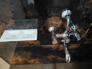 Deluxe tweepersoonskamer, balkon | Badkamer | Een douche, gratis toiletartikelen, handdoeken, zeep