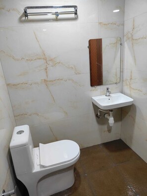 Standaard tweepersoonskamer, balkon | Badkamer | Een douche, gratis toiletartikelen, handdoeken, zeep