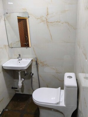 Deluxe tweepersoonskamer, balkon | Badkamer | Een douche, gratis toiletartikelen, handdoeken, zeep