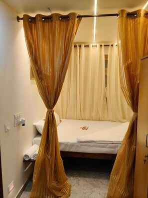 Superior Double Room, Balcony | Premium bedding, individually decorated, individually furnished - Nisarga Comforts (Chikkamagaluru)