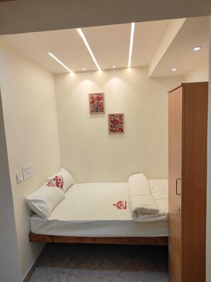 Standard Double Room, Balcony | Premium bedding, individually decorated, individually furnished - Nisarga Comforts (Chikkamagaluru)