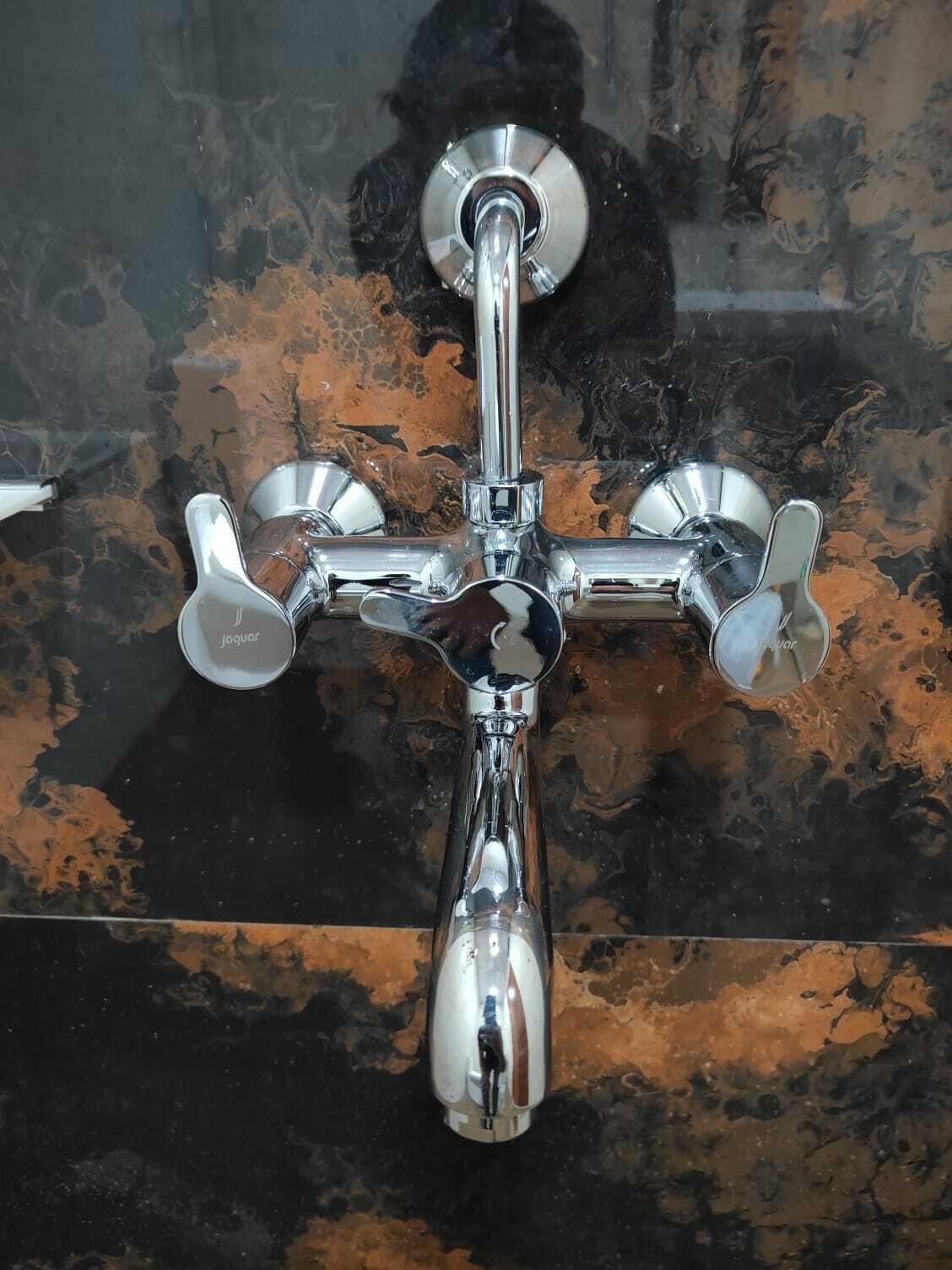 Douche, articles de toilette gratuits, serviettes fournies, savon