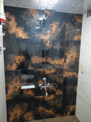 Kahden hengen deluxe-huone, parveke | Kylpyhuone | Suihku, ilmaiset hygieniatuotteet, pyyhkeet, saippua