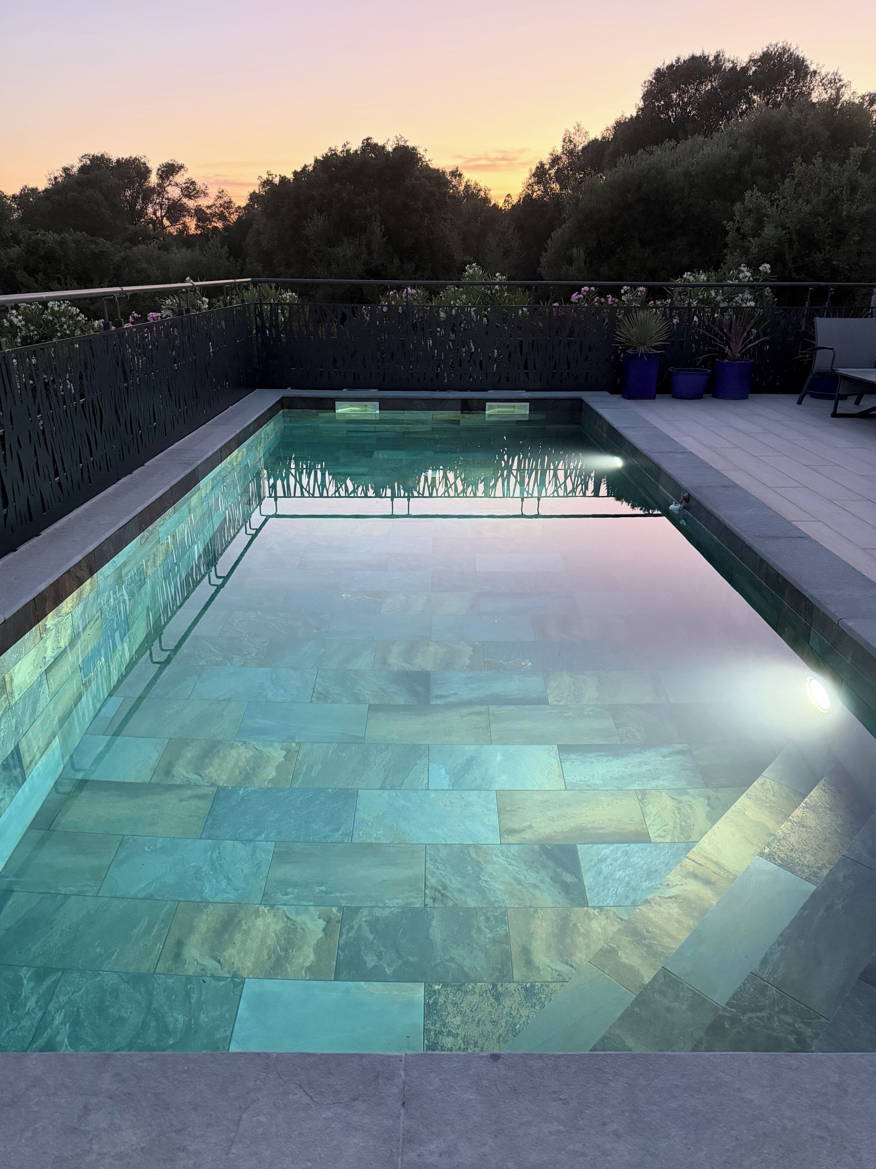 Una piscina al aire libre, una piscina climatizada