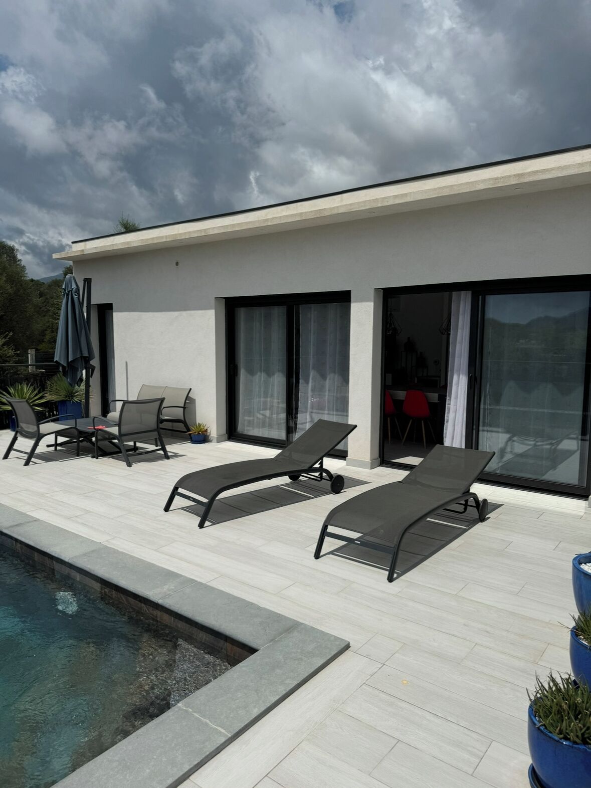 Utendørsbasseng og et oppvarmet basseng