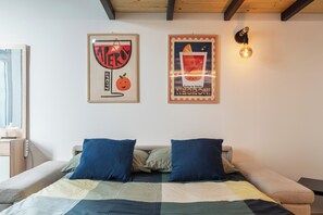 1 camera, una scrivania, Wi-Fi, lenzuola