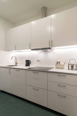 Frigorifero, microonde, piano cottura, lavastoviglie