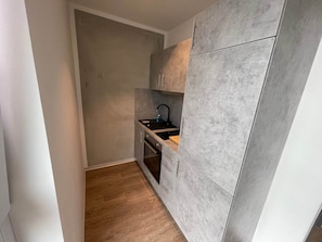 Kühlschrank, Ofen, Herdplatte, Kochgeschirr/Geschirr/Besteck