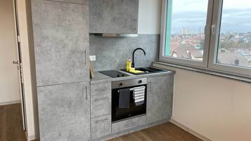 Kühlschrank, Ofen, Herdplatte, Kochgeschirr/Geschirr/Besteck