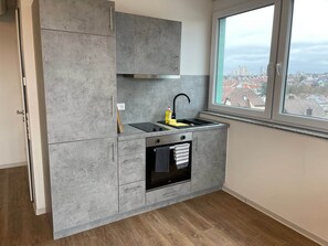 Kühlschrank, Ofen, Herdplatte, Kochgeschirr/Geschirr/Besteck