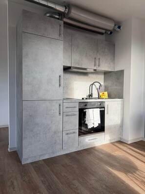 Refrigerador, horno, parrilla de estufa y utensilios de cocina 