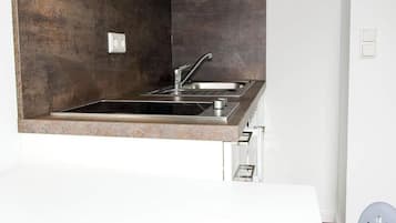 Kühlschrank, Herdplatte, Kochgeschirr/Geschirr/Besteck