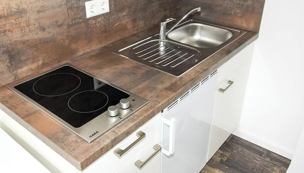 Kühlschrank, Herdplatte, Kochgeschirr/Geschirr/Besteck