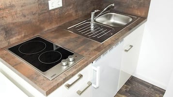 Kühlschrank, Herdplatte, Kochgeschirr/Geschirr/Besteck