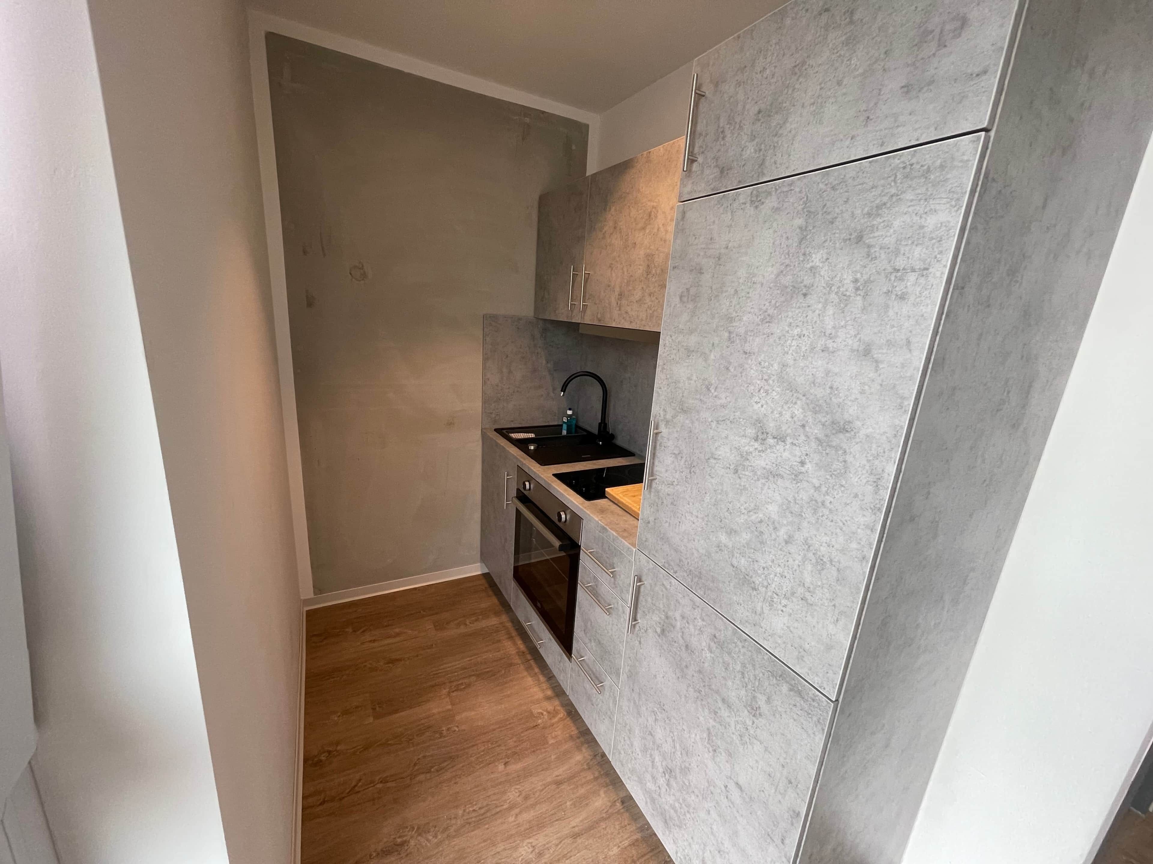 Kühlschrank, Ofen, Herdplatte, Kochgeschirr/Geschirr/Besteck