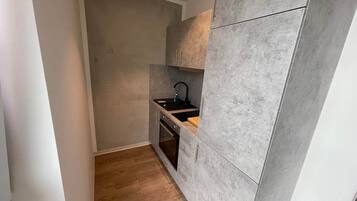 Kühlschrank, Ofen, Herdplatte, Kochgeschirr/Geschirr/Besteck