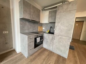 Kühlschrank, Ofen, Herdplatte, Kochgeschirr/Geschirr/Besteck