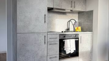 Fridge, oven, stovetop, cookware/dishes/utensils