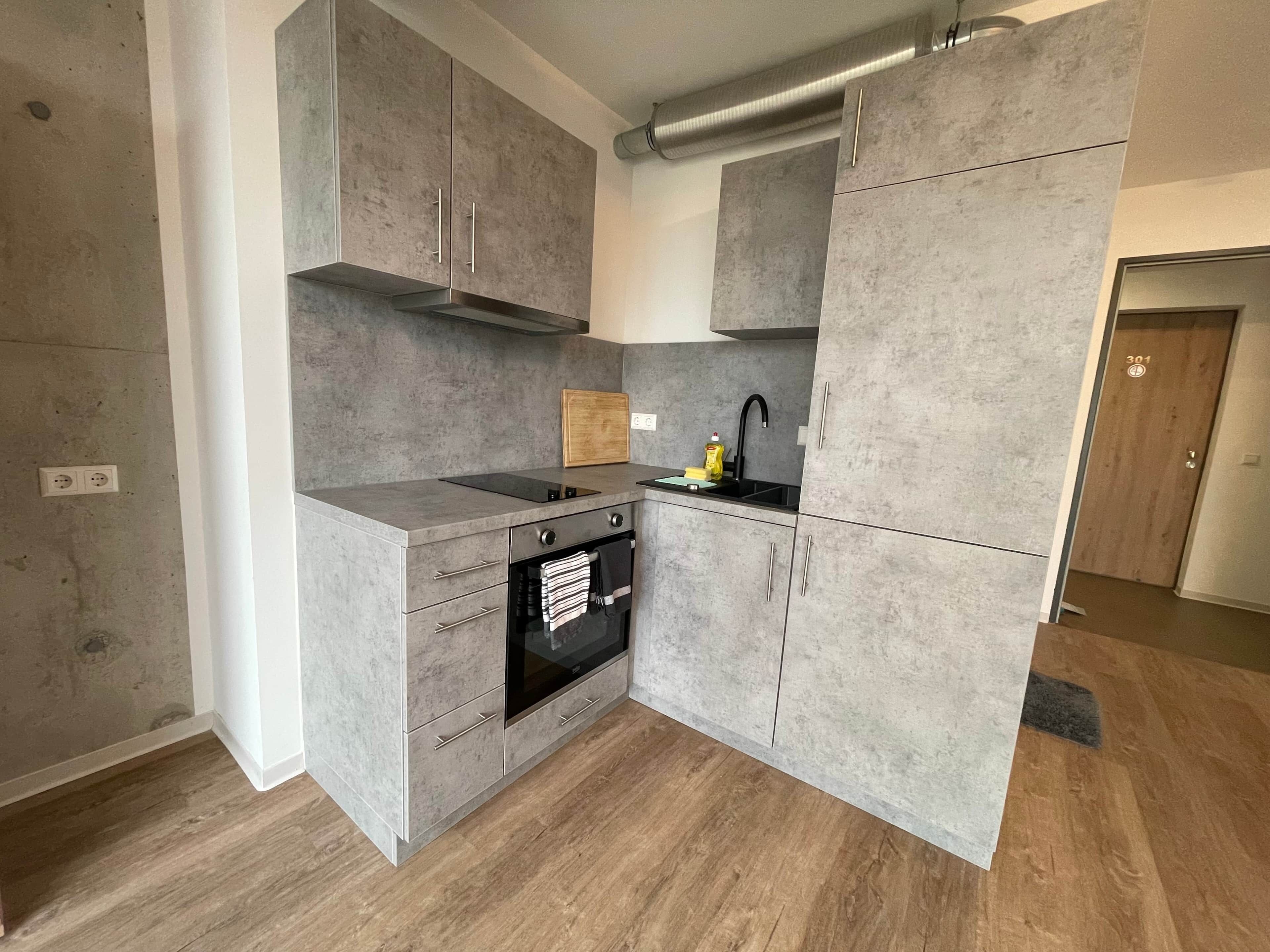 Kühlschrank, Ofen, Herdplatte, Kochgeschirr/Geschirr/Besteck