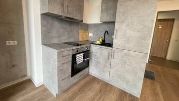 Kühlschrank, Ofen, Herdplatte, Kochgeschirr/Geschirr/Besteck