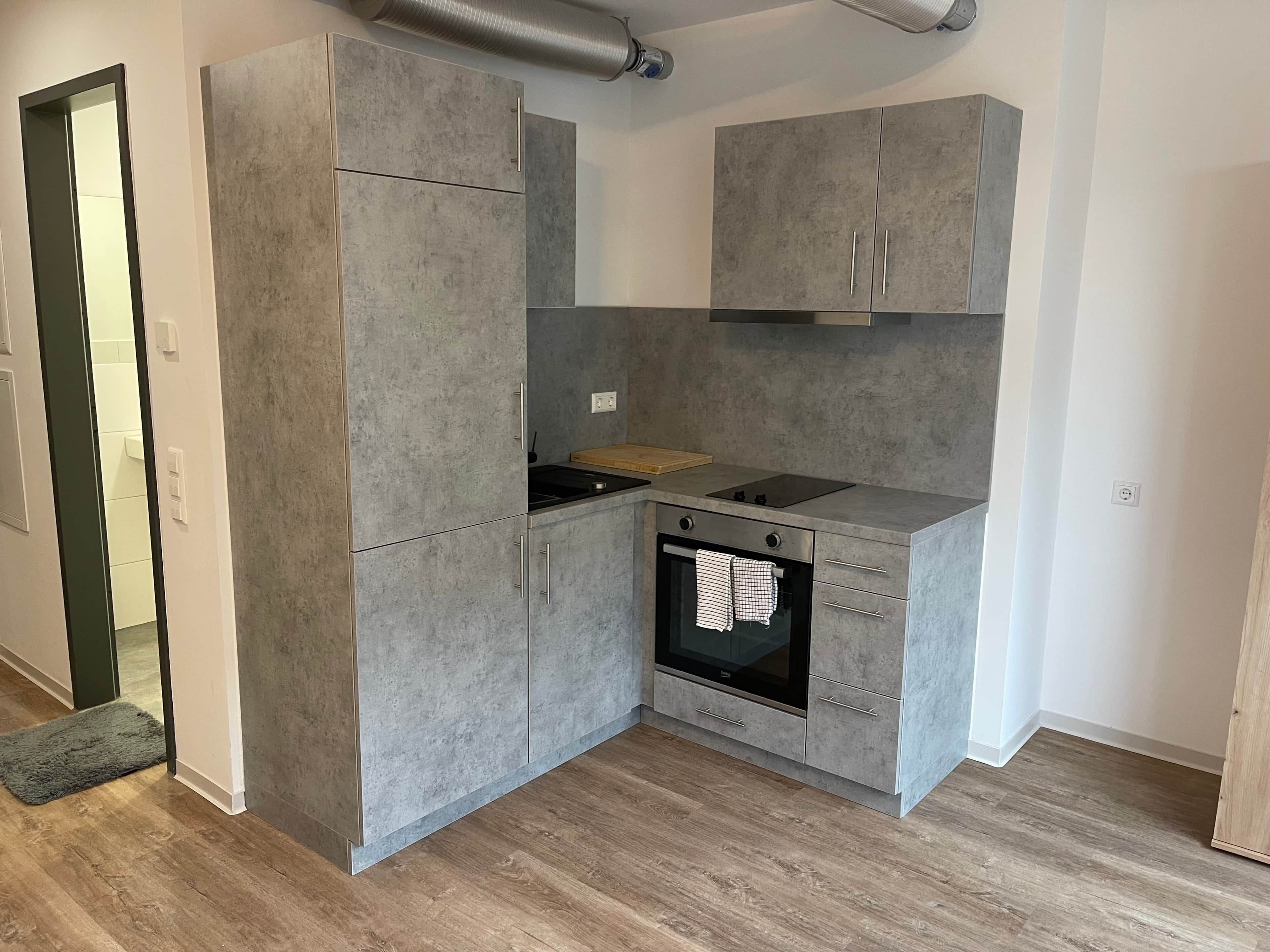 Kühlschrank, Ofen, Herdplatte, Kochgeschirr/Geschirr/Besteck