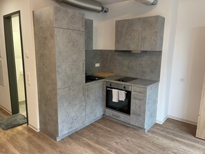 Kühlschrank, Ofen, Herdplatte, Kochgeschirr/Geschirr/Besteck