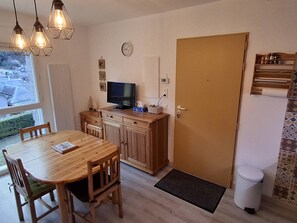 Dining - Cozy apartment in Cauterets with parking and wifi (Cauterets)
