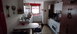 Kühlschrank, Mikrowelle, Herdplatte, Geschirrspüler