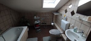 Haartrockner, Handtücher, Seife, Toilettenpapier