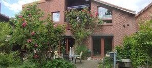 Outdoor dining - Beautiful 3 room trade fair apartment (Hannover)