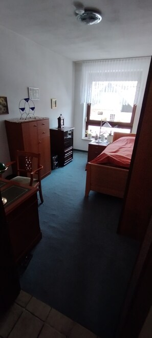 Bügeleisen/Bügelbrett, kostenloses WLAN, Bettwäsche