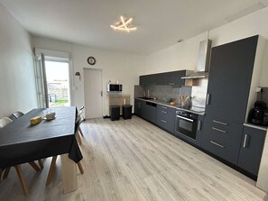 Fridge, microwave, oven, stovetop - Spacious 3-bed house, near beach and town center, St-Jean-de-Monts (Saint-Jean-de-Monts)