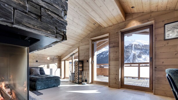 A cozy interior with a fireplace, a sofa, and a view of snowy mountains. - Luxury duplex near Val d'Isère center, 4 bedrooms, parking (Val-d'Isère)