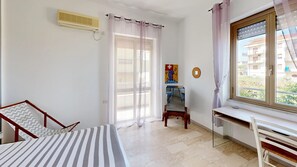 Comfort-Doppelzimmer, Balkon, eingeschränkter Meerblick | Verdunkelungsvorhänge, Bügeleisen/Bügelbrett, kostenloses WLAN