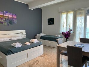 Chambre Deluxe double, balcon, vue sur la mer | Rideaux d’obscurcissement, fer et planche à repasser