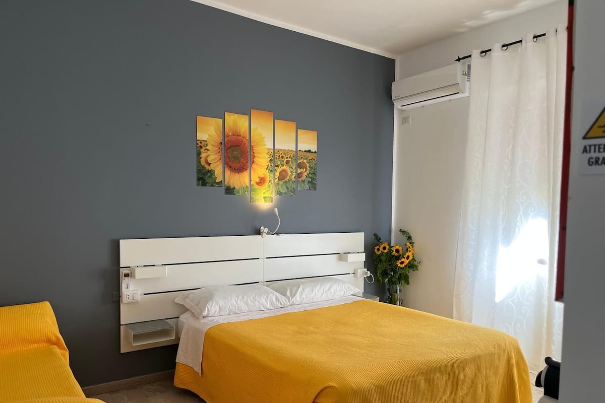 Kamar Double Basic | Tirai kedap cahaya, setrika/meja setrika, dan Wi-Fi gratis