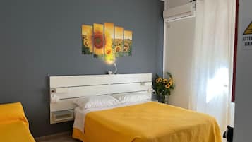 Eenvoudige tweepersoonskamer | Verduisterende gordijnen, een strijkplank/strijkijzer, gratis wifi