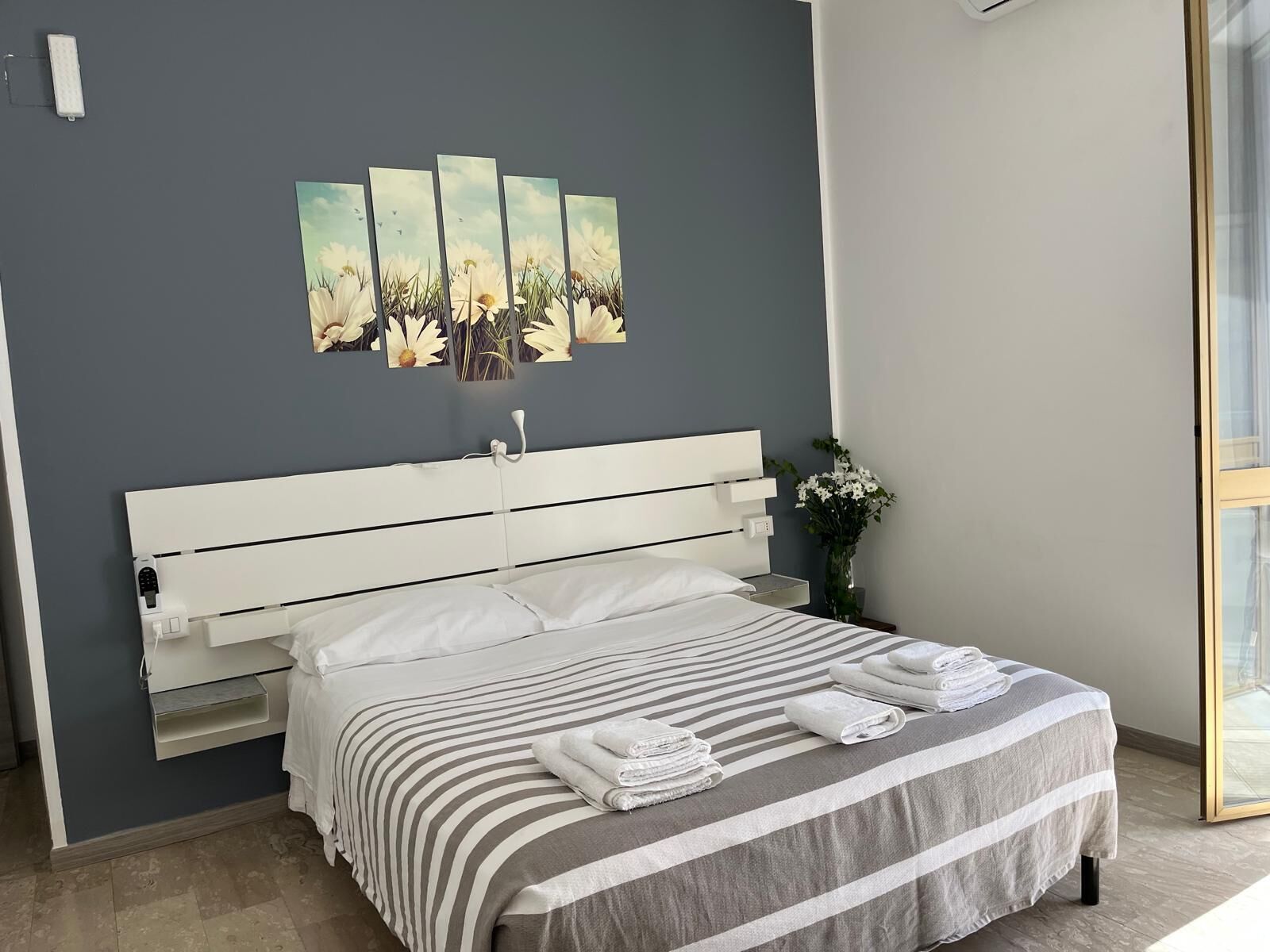 Kamar Double Comfort, balkon, pemandangan laut terbatas | Tirai kedap cahaya, setrika/meja setrika, dan Wi-Fi gratis